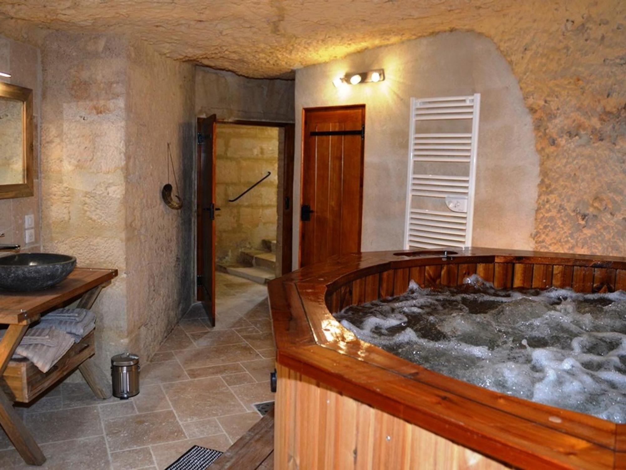 Maison Troglodyte Elegante Avec Spa, Salle De Jeux Et Jardin Clos A Vouvray - Fr-1-381-87 Exterior photo